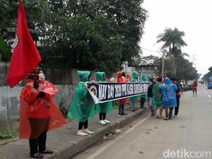 May Day, Serikat Buruh di Sumedang Bagikan Masker-Hand Sanitizer
