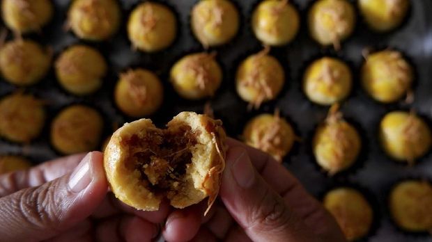 Seorang ibu rumah tangga membuat kue kering lebaran pesanan pembeli di Medan, Sumatera Utara, Jumat (1/5/2020). Selama berada di rumah, sejumlah ibu rumah tangga memanfaatkan waktunya untuk berbisnis kue kering skala rumahan menjelang lebaran. ANTARA FOTO/Septianda Perdana/wsj.