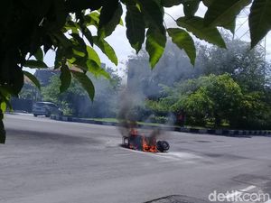 Vespa Hangus Terbakar Usai Tabrakan, Dua Orang Luka Ringan