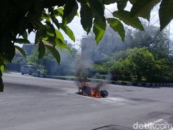 Vespa Hangus Terbakar Usai Tabrakan, Dua Orang Luka Ringan