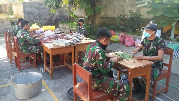 TNI dirikan dapur umum bantu sediakan makan warga desa di Bangli yang diisolasi