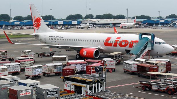 Sebuah pesawat Lion Air melakukan bongkar muat angkutan kargo di Apron Terminal 1 Bandara Soekarno Hatta, Tangerang, Banten, Kamis (30/4/2020). Lion Air Group yang terdiri dari Batik Air, Lion Air dan Wings Air dengan perizinan khusus (exemption flight) dari Kementerian Perhubungan akan kembali melayani penerbangan domestik yang rencananya  dimulai pada hari Minggu (3/5/2020) untuk melayani pebisnis, angkutan kargo, perjalanann bagi pemimpin lembaga tinggi negara RI, serta tamu negara. ANTARA FOTO/Muhammad Iqbal/aww.