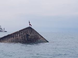 Kemenhub Amankan Kapal Kayu yang Terbalik di Selat Singapura Kemenhub Amankan Kapal Kayu yang Terbalik di Selat Singapura