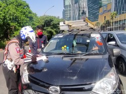 Tak Terapkan Physical Distancing, Pengemudi Mobil Berplat B Dapat Surat Teguran
