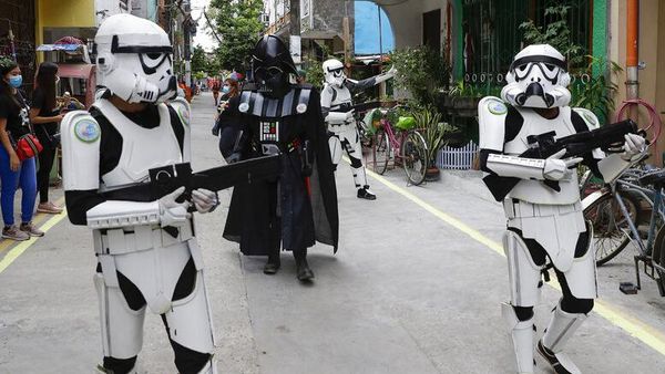 Invasi ke Filipina, Darth Vader dan Stormtrooper Minta Warga Tetap di Rumah