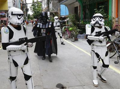 Invasi ke Filipina, Darth Vader dan Stormtrooper Minta Warga Tetap di Rumah