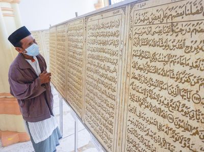 Indahnya Ukiran Alquran Batu Marmer