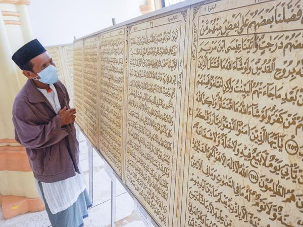 Indahnya Ukiran Alquran Batu Marmer