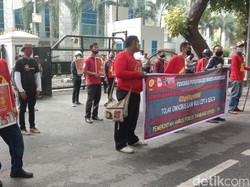 Sejumlah Buruh Tetap Gelar May Day di Depan DPRD Sumut