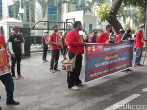 Sejumlah Buruh Tetap Gelar May Day di Depan DPRD Sumut Sejumlah Buruh Tetap Gelar May Day di Depan DPRD Sumut
