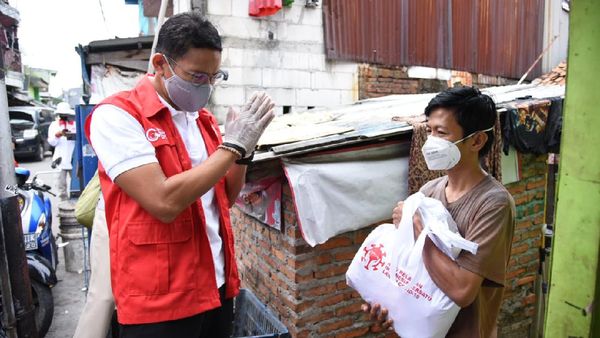 Susuri Gang Sempit, Sandiaga Uno Tebar Sembako ke Korban PHK