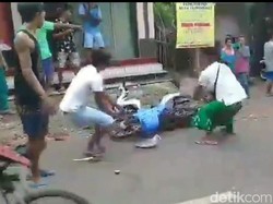 Penjambret Tertangkap dan Dihajar, Motor Dibakar