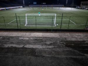 Laga Sepakbola Main Tertutup, eh Suporter Nonton dari Balik Pagar