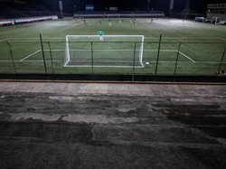 Laga Sepakbola Main Tertutup, eh Suporter Nonton dari Balik Pagar