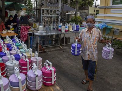 Muslim Bangkok Bagikan Makanan Buka Puasa dengan Rantang Plastik