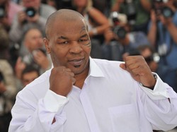 Mike Tyson Hajar Penumpang Pesawat yang Mabuk