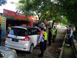 Pasien Corona Meningkat, Petugas Gabungan Perketat Kendaraan Masuk Lamongan