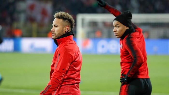 BELGRADE, SERBIA - DECEMBER 11: Neymar (L) and Kylian Mbappe (R) of Paris Saint-Germain warms up prior to the UEFA Champions League Group C match between Red Star Belgrade and Paris Saint-Germain at Rajko Mitic Stadium on December 11, 2018 in Belgrade, Serbia. (Photo by Srdjan Stevanovic/Getty Images)