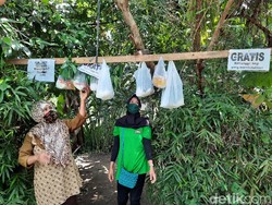 Inspiratif! Perempuan Sleman Ini Gantung Sembako Gratis di Depan Rumah