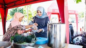 Pose Sumringah Sri Mulyani, Bupati Klaten Saat Kulineran