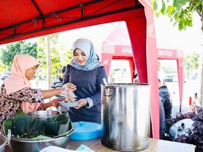 Pose Sumringah Sri Mulyani, Bupati Klaten Saat Kulineran
