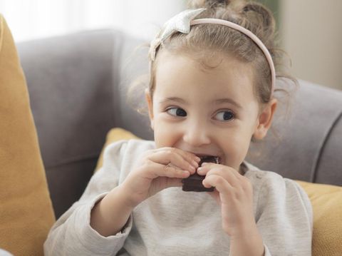 Anak makan cokelat