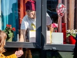 Swiss Izinkan Anak di Bawah 10 Tahun Peluk Kakek-neneknya, Apa Kata Ahli?