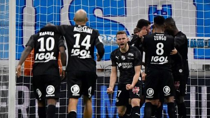 Amiens players celebrate scoring their teams second goal during the French L1 football match between Olympique de Marseille (OM) and Amiens (ASC) at the Velodrome Stadium in Marseille, southern France, on March 6, 2020. (Photo by GERARD JULIEN / AFP)