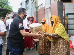 Bagikan Sembako, Ketua MPR Minta Ustazah Ingatkan Wanita Bahaya Corona