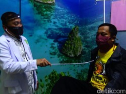 Kreatif! Dokter Ini Modifikasi Stetoskop demi Physical Distancing
