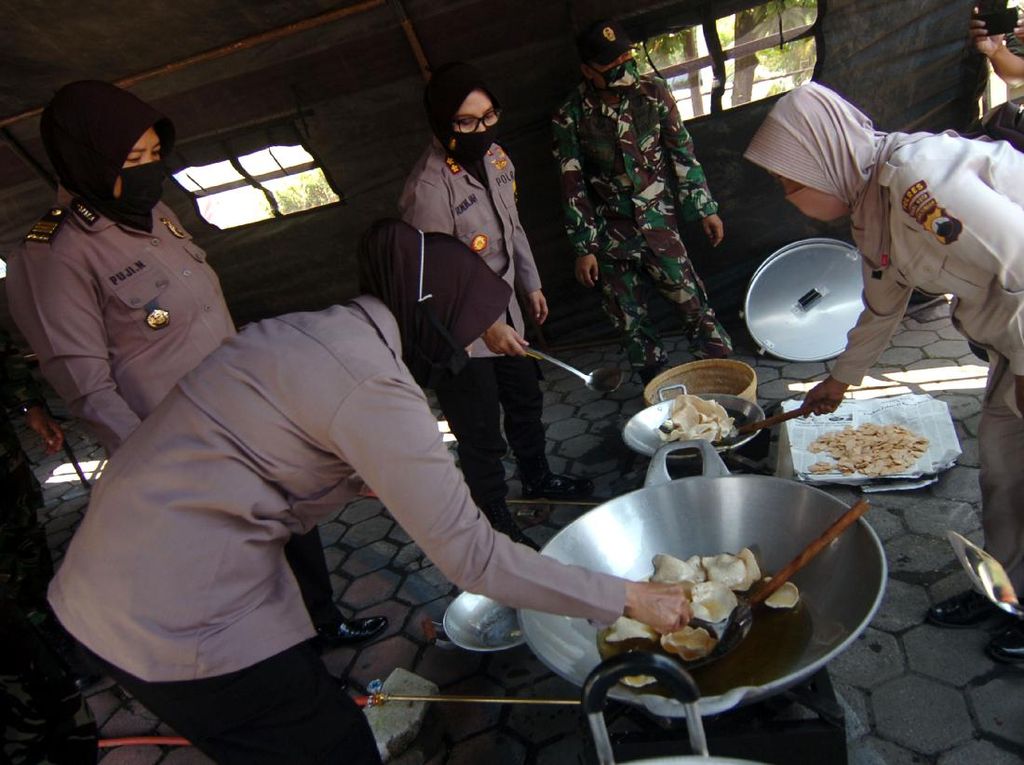 TNI Polri Dirikan Dapur Umum Disejumlah Daerah TNI Polri Dirikan Dapur Umum Disejumlah Daerah
