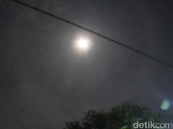 Fenomena Bulan Jelas Terlihat di Langit Garut Malam Ini