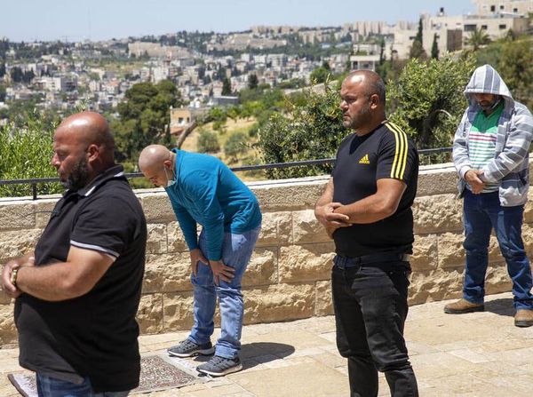 Al Aqsa Ditutup, Umat Muslim Salat di Bukit Zaitun