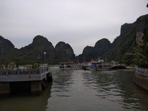 Keindahaan Jajaran Pulau Kapur di Ha Long Bay