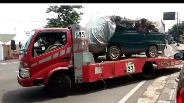 Tangkapan layar truk bermuatan mobil isi 8 orang di Semarang Tangkapan layar truk bermuatan mobil isi 8 orang di Semarang