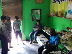 Petugas Razia Warung Nasi yang Buka Siang Hari di Ciamis