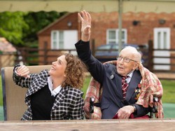 Di Usia 100 Tahun, Kapten Tom Kumpulkan Miliaran Rupiah Untuk Tenaga Kesehatan