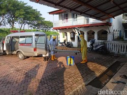 Meninggal di Masjid Sidoarjo, Warga Jember Dievakuasi Petugas Ber-APD