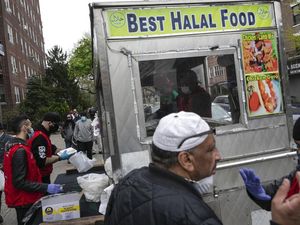 Bagi-bagi Makanan Halal Gratis di New York