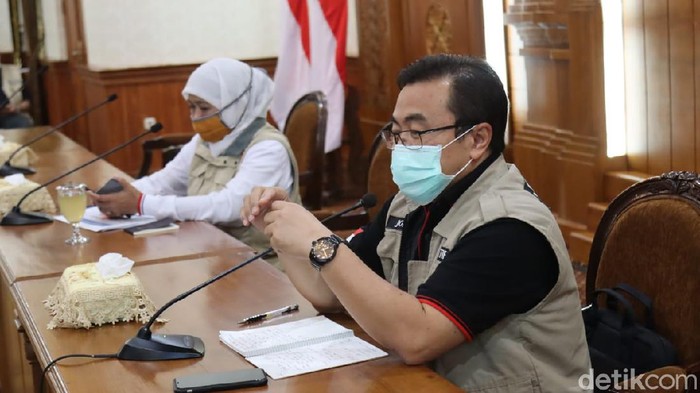 Ketua Rumpun Kuratif Gugus Tugas Penanganan COVID-19 di Jatim dr Joni Wahyuadi