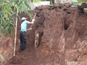 Jenazah yang Menjuntai di Longsoran Tebing TPU Cikutra Berhasil Dievakuasi