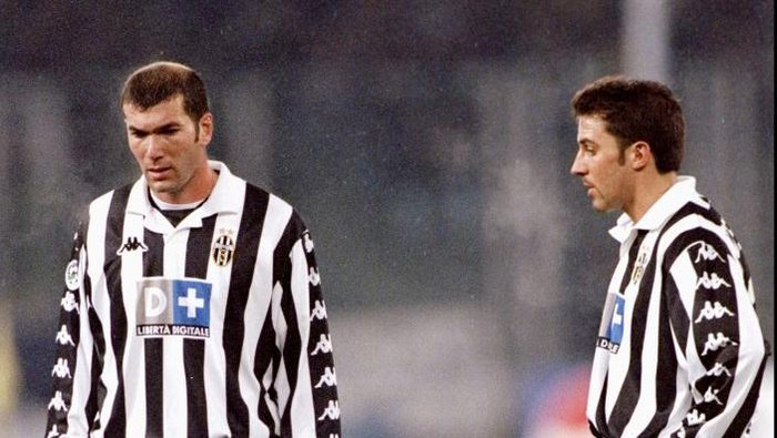 21 Nov 1999:  Zinedine Zidane and Alessandro Del Piero of Juventus on the ball against AC Milan during the Italian Serie match at the Stadio Delle Alpi in Turin, Italy.  Mandatory Credit: Claudio Villa /Allsport
