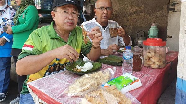 Narsis Pajang Foto di Nasi Kotak Gratis, Plt Bupati Cianjur Senang Kulineran