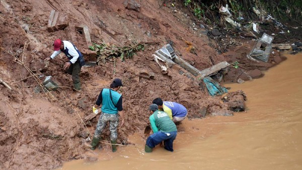 TPU Cikutra Kota Bandung longsor akibat diguyur hujan deras Jumat malam (1/42020). Sejumlah makam yang berada dekat tebing sungai longsor.