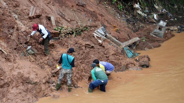 Begini Kondisi TPU Cikutra Bandung yang Longsor TPU Cikutra Kota Bandung longsor akibat diguyur hujan deras Jumat malam (1/42020). Sejumlah makam yang berada dekat tebing sungai longsor.