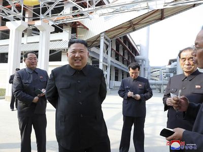 Penampakan Perdana Kim Jong Un yang Diisukan Wafat