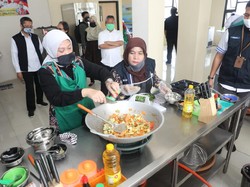 Hari Buruh, Menaker Ikut Masak Sajian Buka Puasa bagi Pekerja Ter-PHK