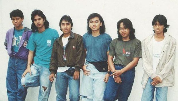 Erwin Prasetya (third from left)