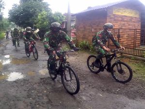 Anggota TNI Bagikan Paket Sembako ke Warga Pakai Sepeda & Trail
