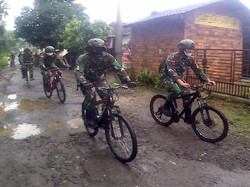 Anggota TNI Bagikan Paket Sembako ke Warga Pakai Sepeda & Trail